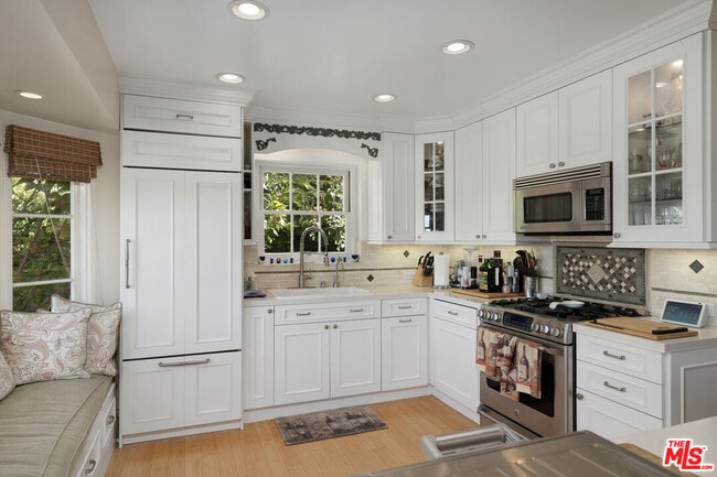 Building Photo - 3331 Bennett Dr
