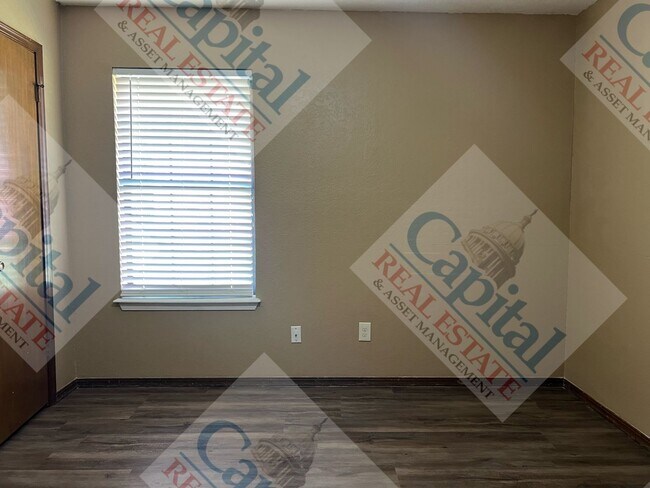 Building Photo - Spacious 4 Bedroom