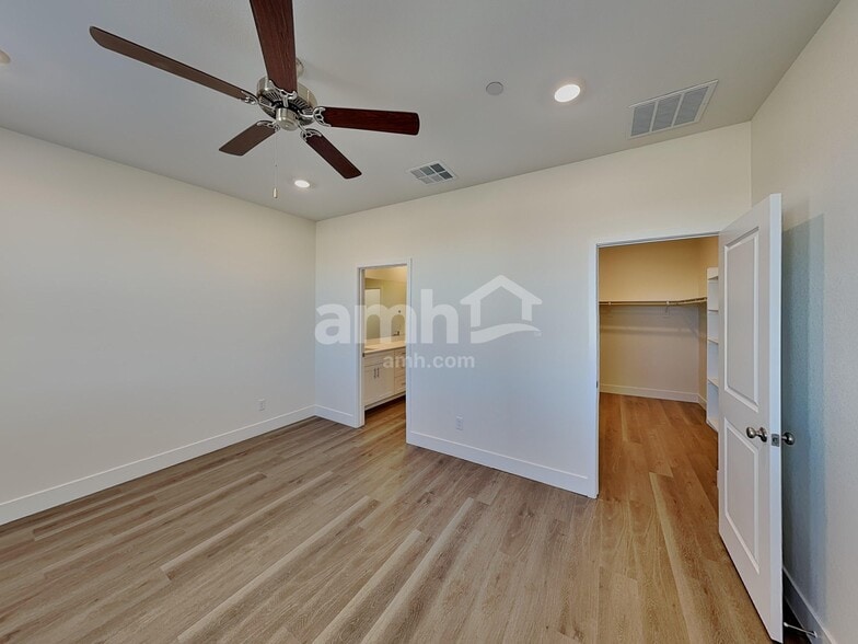 Building Photo - 682 Crimson Flare Ct