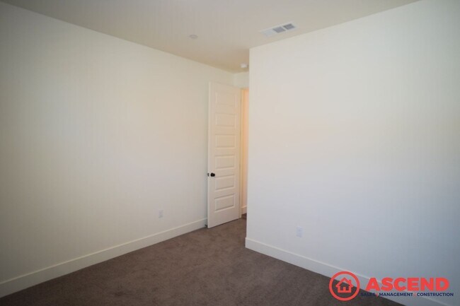 Building Photo - Southwest Home with Solar!