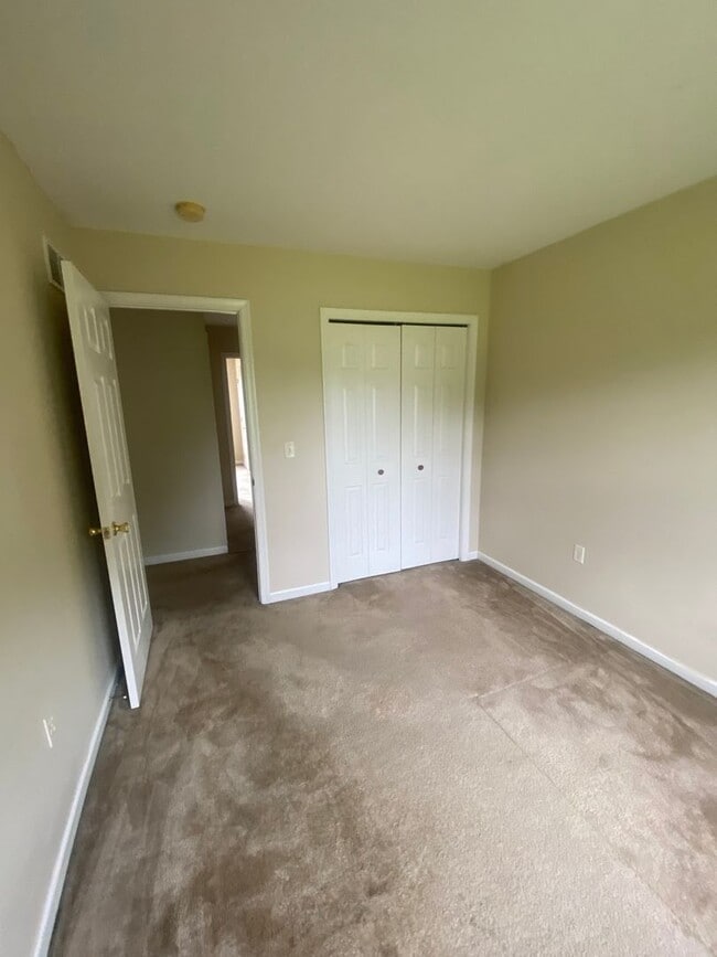 Building Photo - Three Bedroom Townhouse