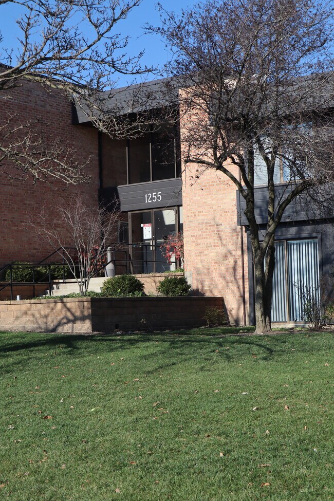 1255 N Sterling Ave 1255 N Sterling Ave Palatine IL 60067 Apartment