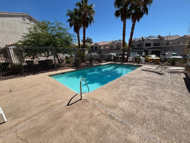 Building Photo - Beautiful 3Bed/3Bath Townhome w/ Garage lo...
