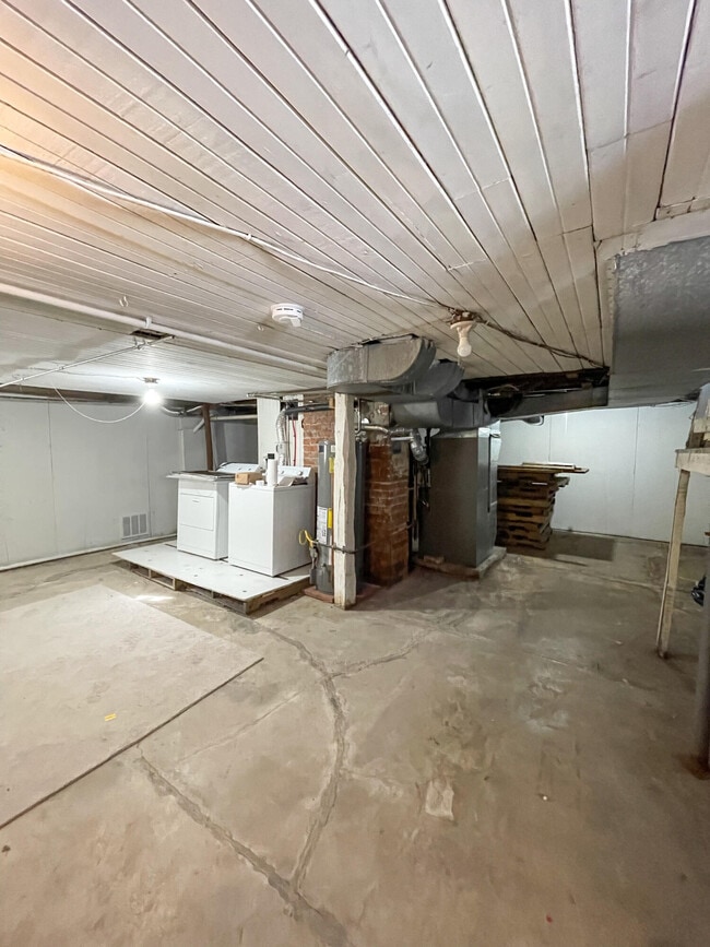 Building Photo - 21 Anderson Ave