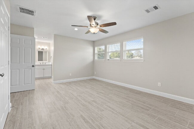 Building Photo - Fully Remodeled Country Home on Half an Ac...