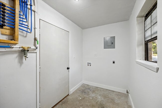 Building Photo - 1201 E Alamo St