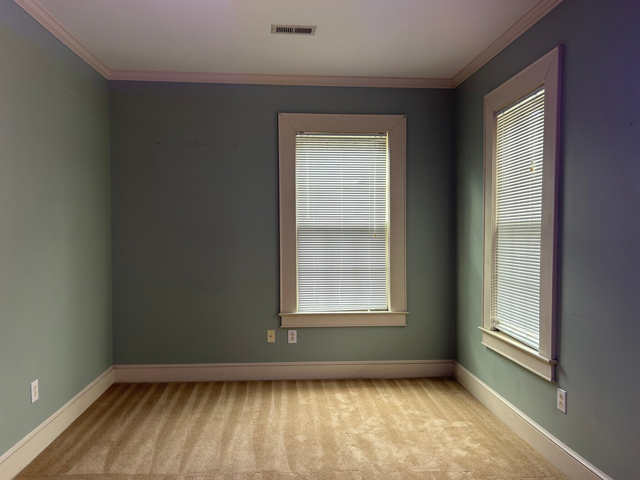 Building Photo - 102 S William St