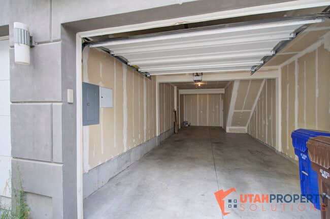 Building Photo - 1026 W Rooftop Dr
