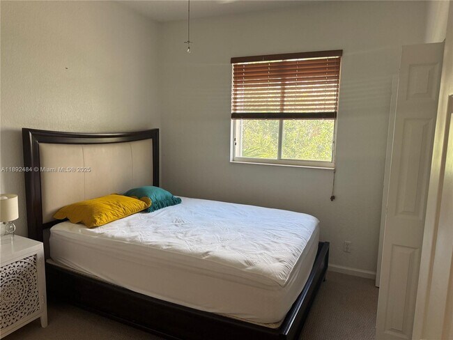 Building Photo - 3152 N Greenleaf Cir