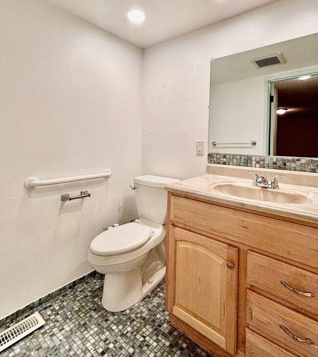 Building Photo - 3 Bed / 2.5 Bath Bellevue rambler $3,895/month