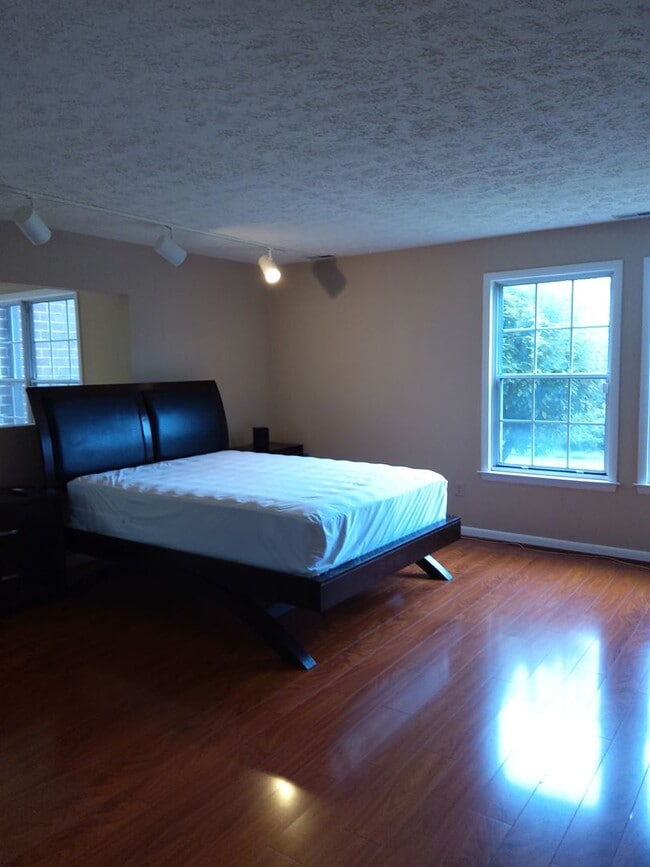 Building Photo - Two Bedroom/ Two Bath Condo at Falls Garde...