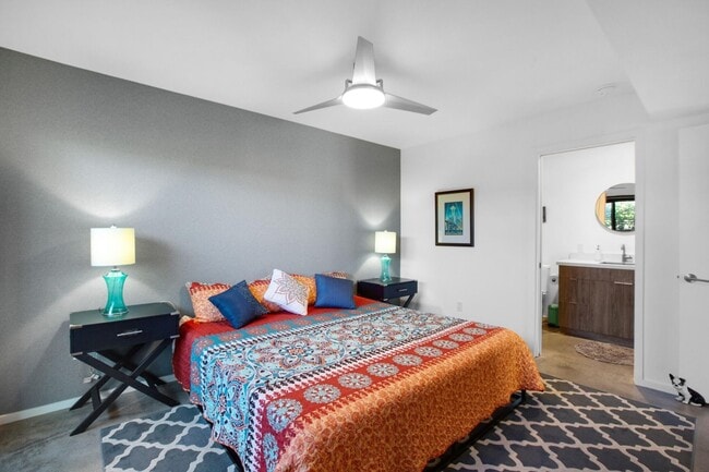 Building Photo - Stylish Ground-Floor Condo in Gated Palm S...