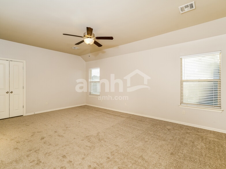 Building Photo - 13332 S Poplar St