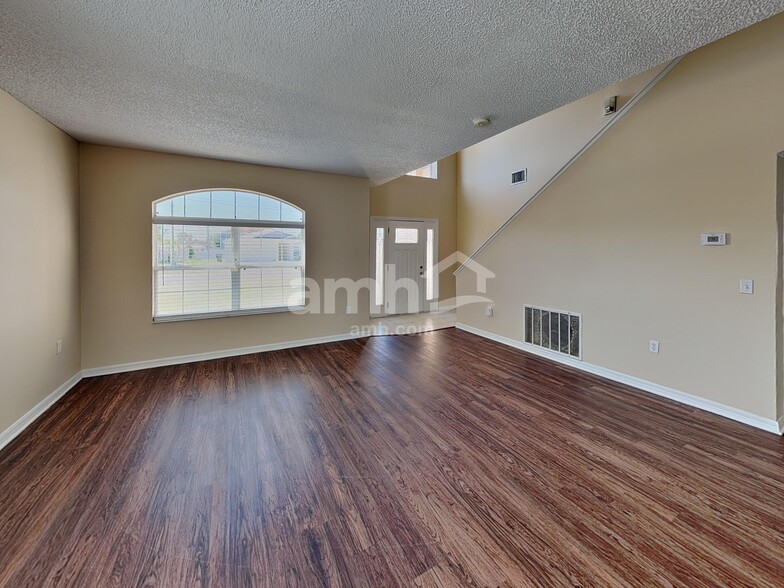 Building Photo - 330 Salmon Ct