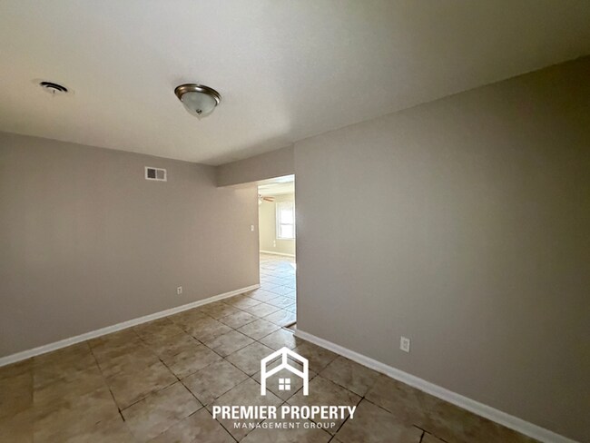 Building Photo - Charming 3BR Memphis Home with Tile Floors, Dining Area & Fenced Backyard