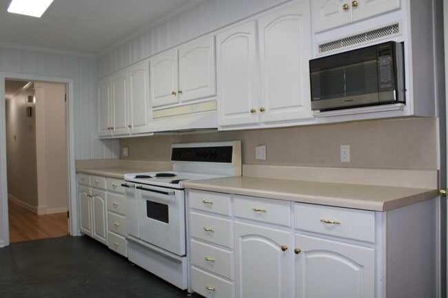 Building Photo - 3 Bedroom 2 bath W/ Bonus In Hammond Hills