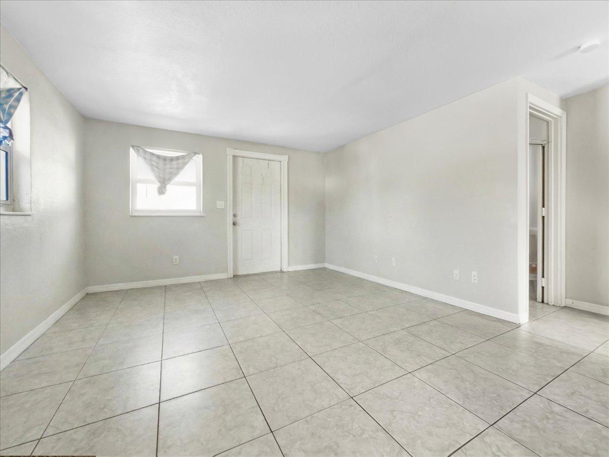 Building Photo - 2495 Bayside St