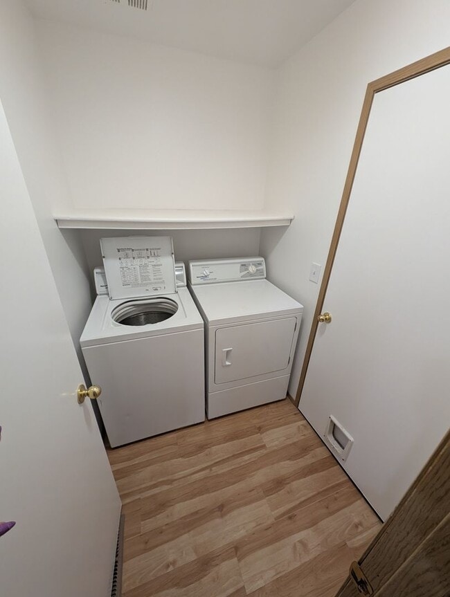 Building Photo - Large Duplex on Quiet Dead-End Street with 2-Car Garage, Washer & Dryer Provided