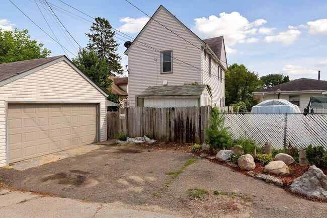 Building Photo - "Charming 3-Bedroom Retreat with 1200 Sq Ft of Comfort in Harrison Neighborhood in Minneapolis!"