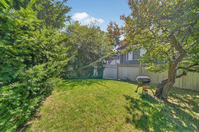 Building Photo - 55 Locust St