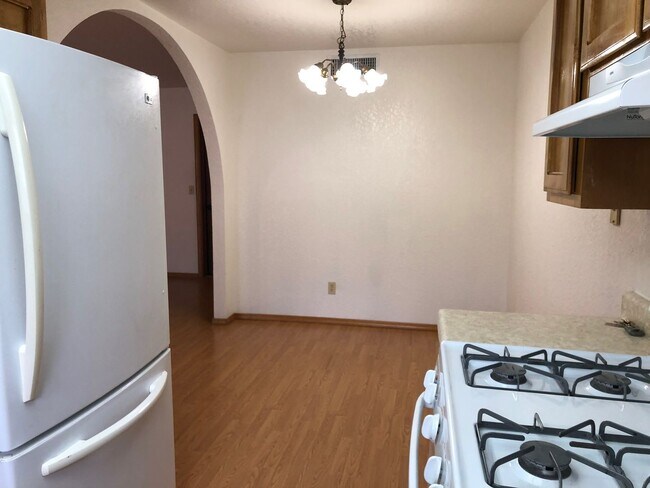 Building Photo - Cute 2 Bedroom Home w/ Garage Near Golf Course! *HOME IS CURRENTLY OCCUPIED, PLEASE DO NOT DISTUR...