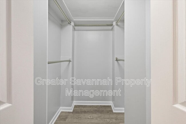Building Photo - 705 W 47th St
