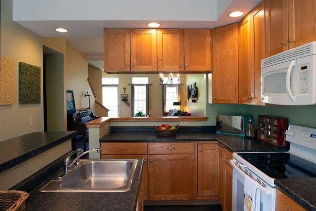 Building Photo - Beautiful Townhouse in White River Junction