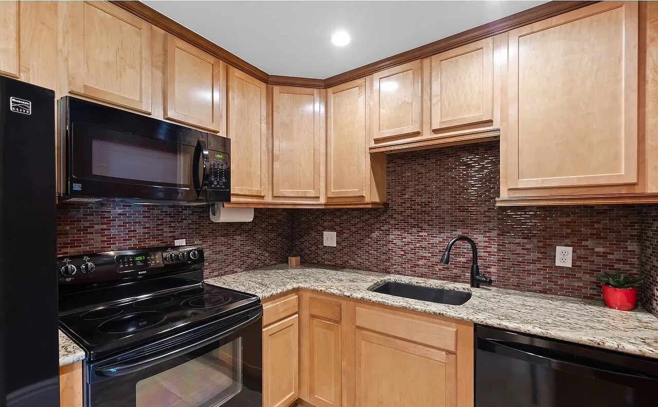 kitchen - 860 W Moorhead Cir