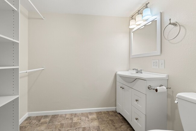 Building Photo - Beautifully Remodeled 2 Bed, 2 Bath Home i...