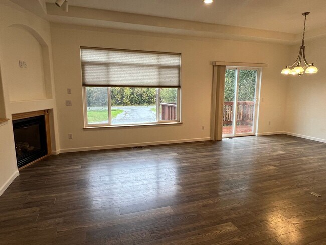 Building Photo - Spacious Remodeled Townhouse in Convenient...