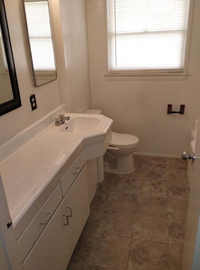 Building Photo - Just reduced. 3 bedroom 1 bath home!