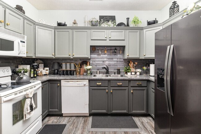 Building Photo - Stylish Furnished 2BR Retreat w/ Garage | ...