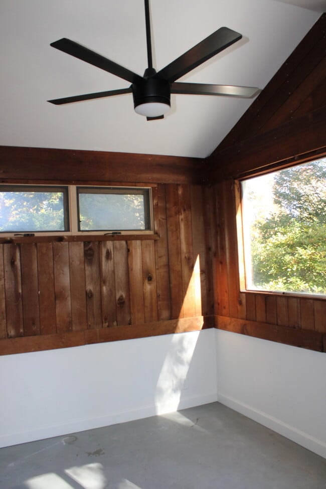 Building Photo - Spacious 4 bedroom and 2 bath with a very ...