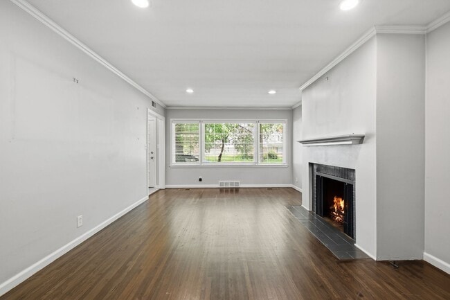 Building Photo - Midtown Tulsa | 3 Bed | 2 Bath | Recently Renovated