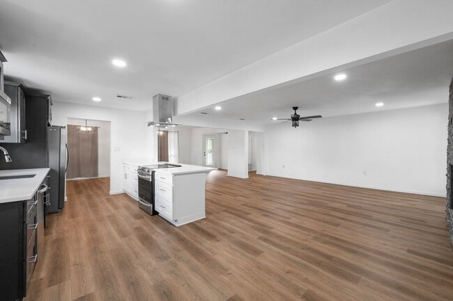 Building Photo - Fully Renovated Woodway Home