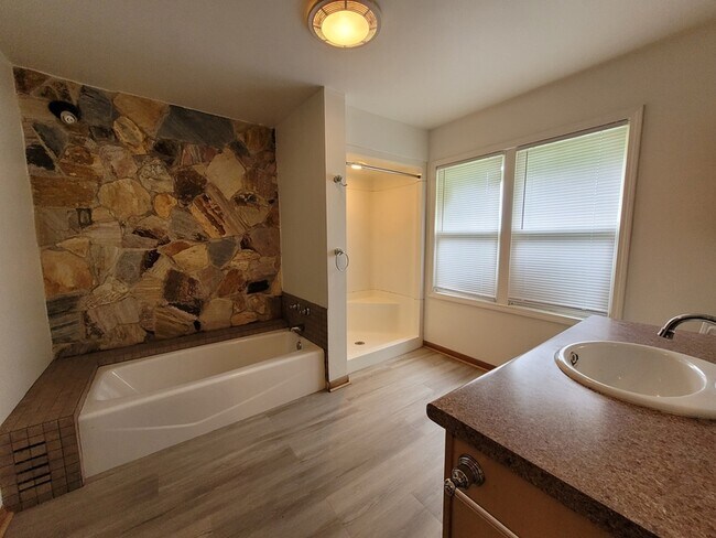 Building Photo - 1858 Deckner Ave