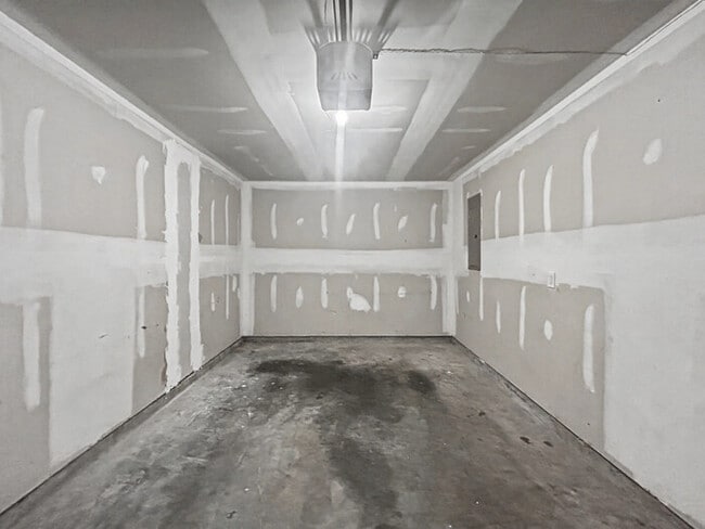 Building Photo - Spacious Home with Garage and Modern Features