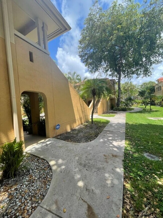 Building Photo - Palm Lakes Condo