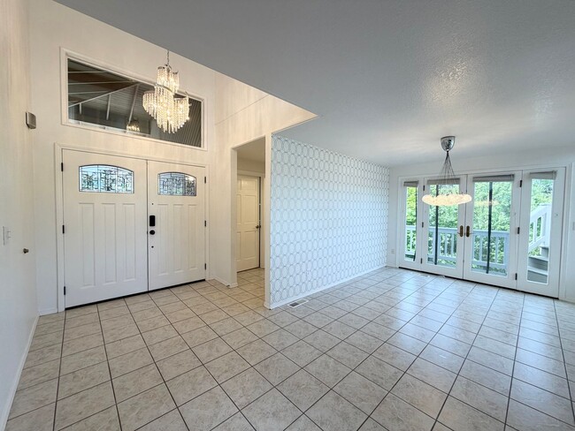 Building Photo - 3695 Sqft. Redondo home near Puget Sound!