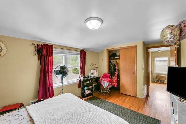 Building Photo - 3 Bedroom Home Located Near Shopping, Dini...