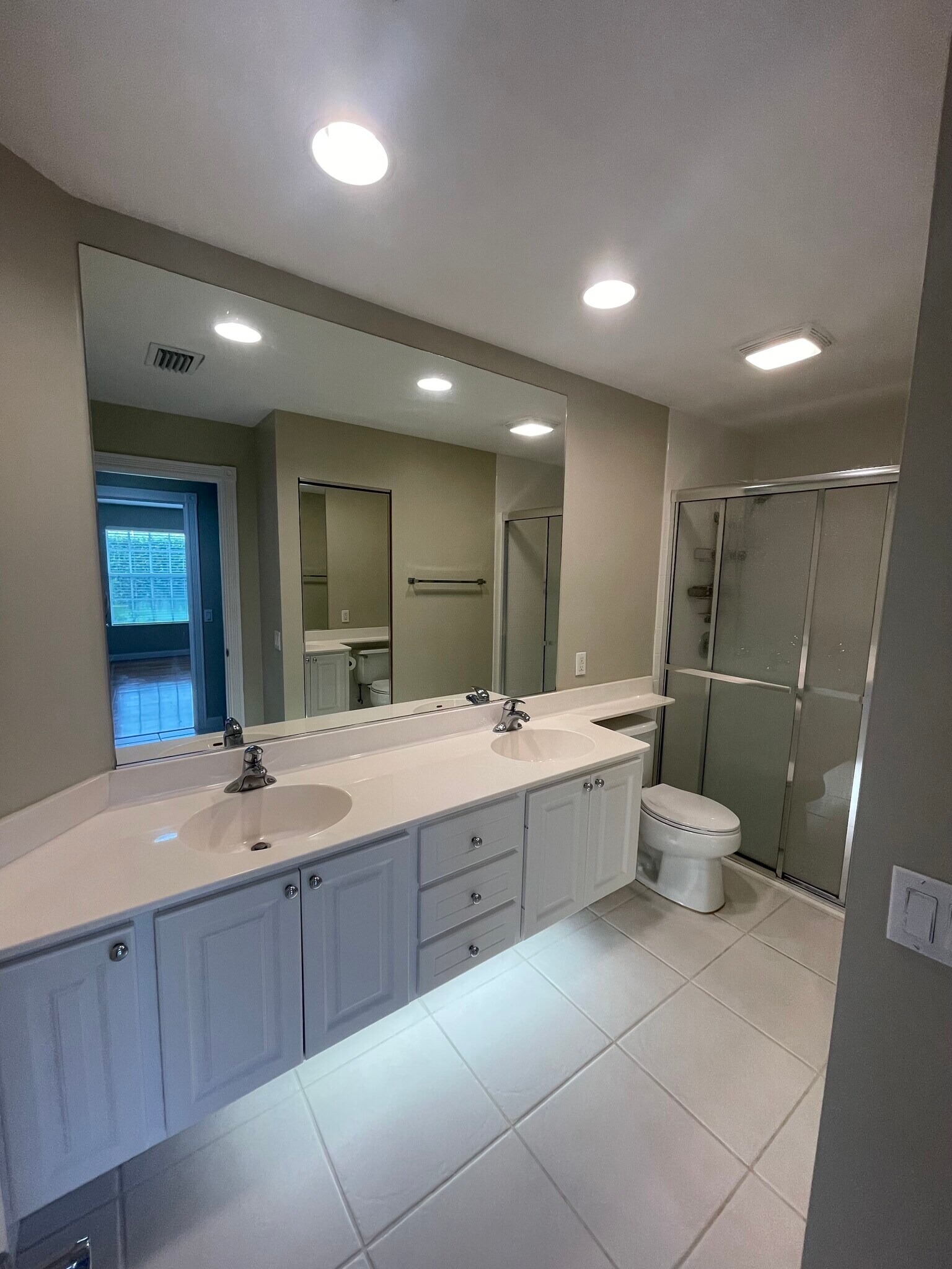 Building Photo - 4949 Kingston Way