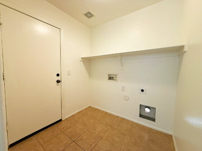 Building Photo - Spacious & Stylish in the Heart of Surprise!