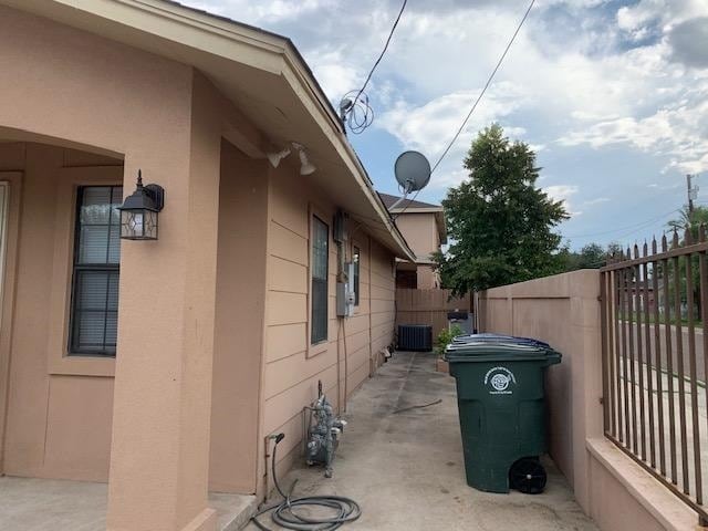 Building Photo - 319 W Travis St