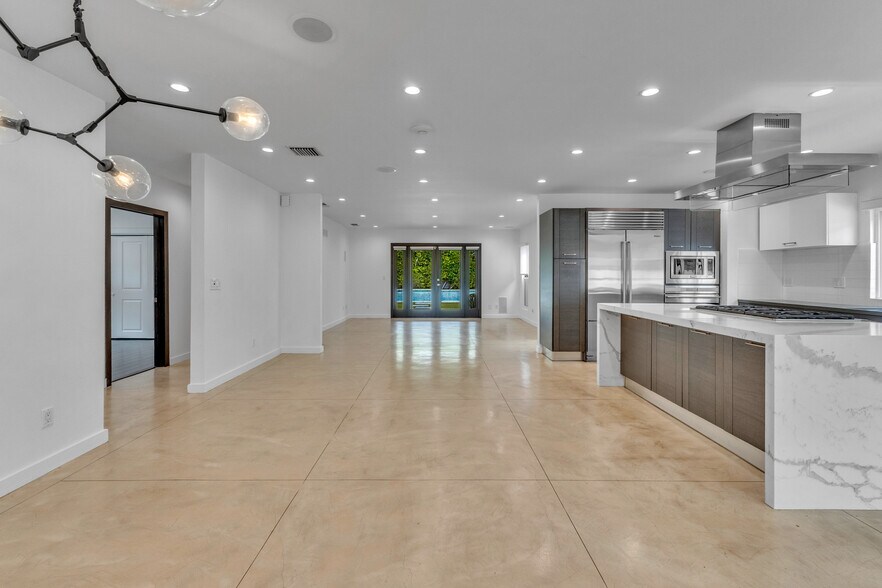 Building Photo - 4925 Nagle Ave