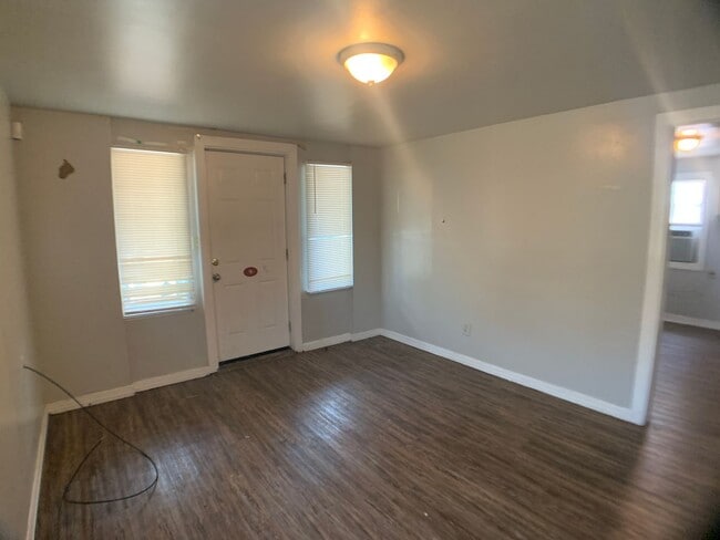 Building Photo - 1 Bed Duplex OKC