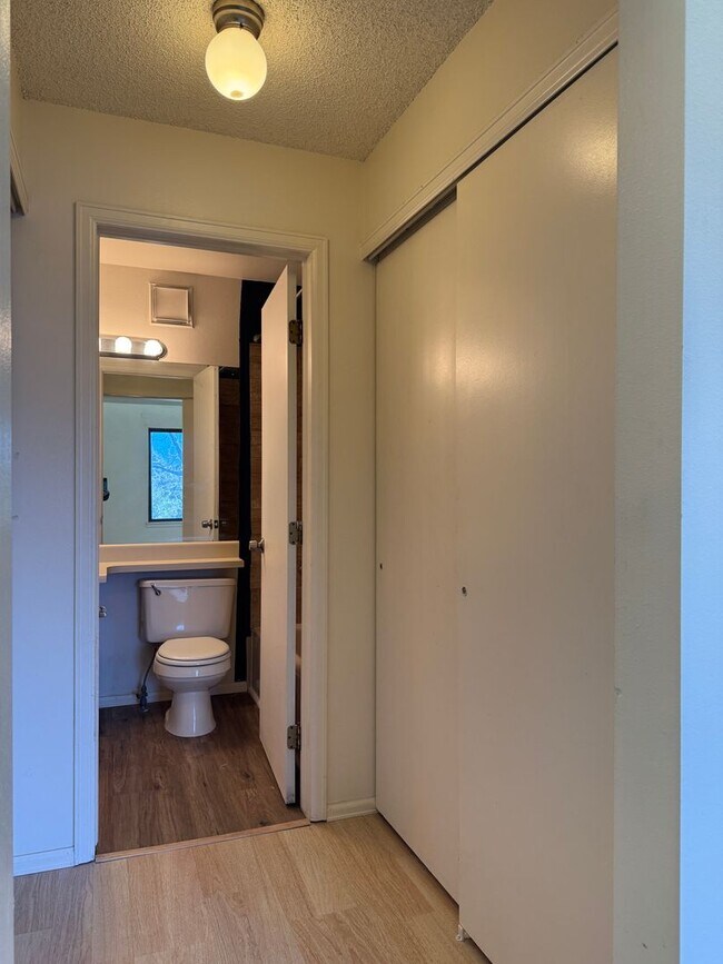 Building Photo - Adorable 2 Bedroom Condo w/Mountain Views!