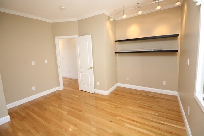 Building Photo - 141 Grovers Ave