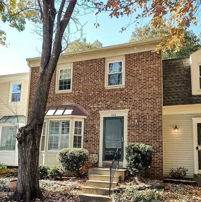 Building Photo - Beautiful 3 Bed, 3.5 Bath Brick Townhouse ...