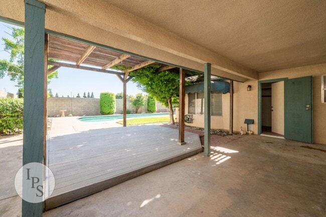 Building Photo - N.E. Fresno Home, 3BR/2BA, Blt 1988, POOL + Living & Family Rooms - Lots of Amenities!