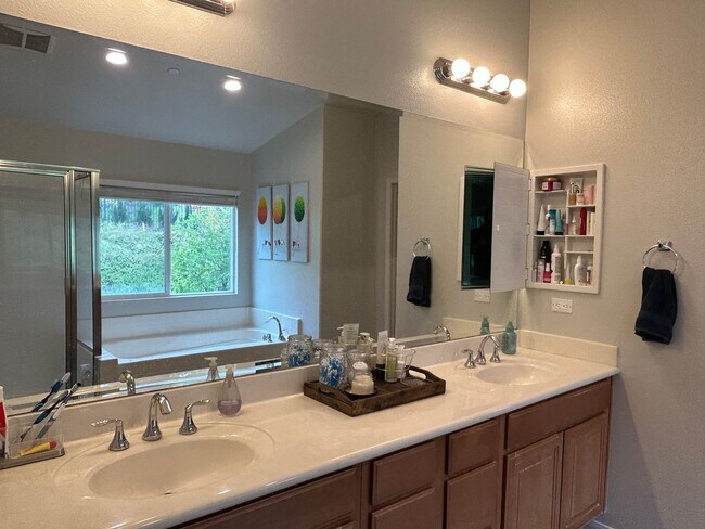 Building Photo - Beautiful 5-Bedroom Home In Oceanside